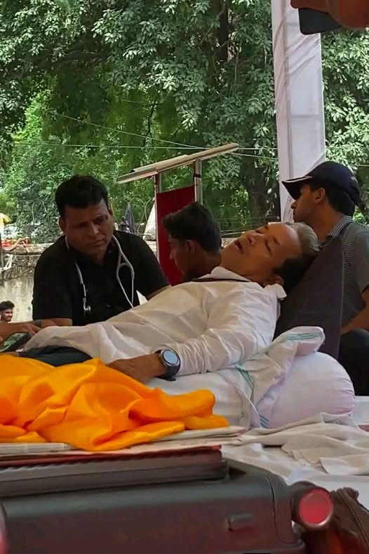 sumit1kalra's tweet photo. केजरीवाल भी ऐसे ही लेटता था 2012 में l आज पूरे पंजाब को लिटाया हुआ है इसने l इस नौटंकी में मत फंसना इस बार l यह भी 20 दिन भूखा रह कर फिर 20 साल रुलाएगॉ l साइंटिस्ट्स समझ कर फिर से बेवकूफ़ मत बन जाना, कट्टर ईमानदार लाला जी भी IIT वाले थे 😑😖 https://t.co/T5o6f0552Y