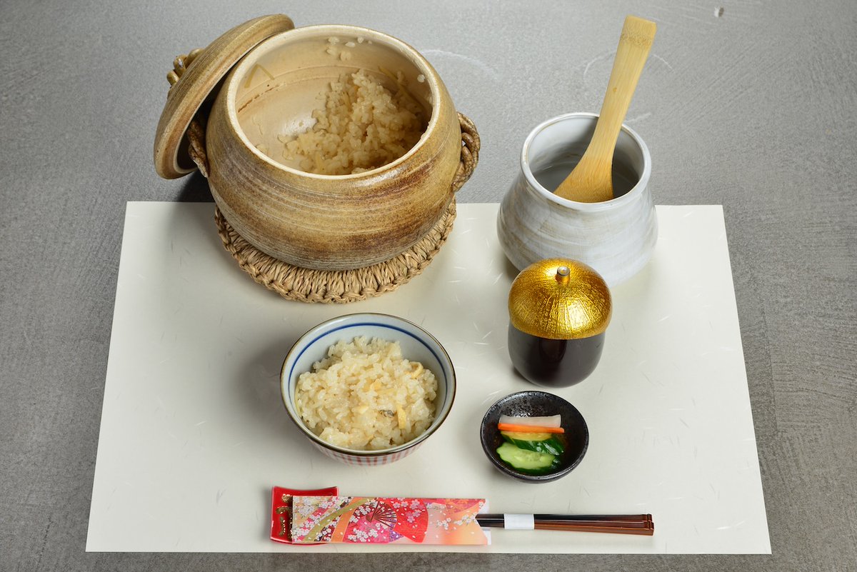 FujitoClinic's tweet photo. 7月の風物詩「ほおずき」…実はこれ、器なんです。
中には南瓜がひと粒。ほおずき市の灯りを一皿に見立てました🏮
文月の御祝会席、遊び心も添えて。
#藤東クリニック https://t.co/0y1ufgRPOW