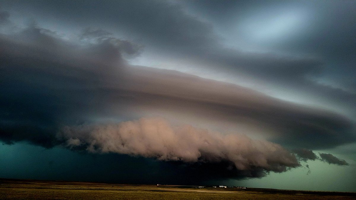 JohnOjeda6's tweet photo. 10 miles north of Roundup mt 
@NWSBillings @MillerRobson @Q2EdWeather https://t.co/mLIAAWDvyA