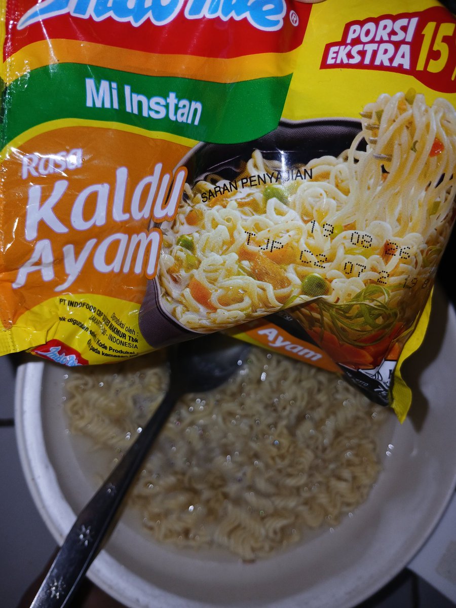 glossylau's tweet photo. FIRST TIME LOH MASAK INDOMIE ADA ULETNYA  😭😭😭 
@Indomielovers https://t.co/FjshcrIiJc