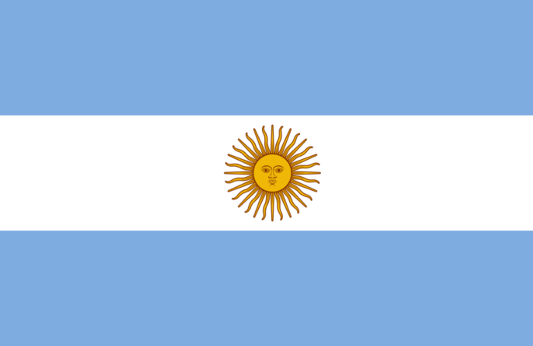 PedroMihovilce1's tweet photo. Argentina vs. Inglaterra: cuando la razón se sienta en el banco de suplentes
Dicen que es solo un partido de fútbol. Y tienen razón.
Son veintidós jugadores, una pelota, un árbitro y noventa minutos. Nada más.
Pero también se equivocan.
Porque el fútbol nunca fue solo fútbol. Es memoria, identidad, infancia, barrio, abrazos, derrotas y desahogos. 
Es esa extraña capacidad que tiene un pedazo de tela celeste y blanca para hacer que millones de personas, que no se conocen entre sí, sientan exactamente lo mismo al mismo tiempo.
Mañana Argentina juega contra Inglaterra. Y aparecerán quienes recuerden que es apenas un deporte. Claro que lo es.
Nadie debería confundir una cancha con un campo de batalla ni un rival deportivo con un enemigo.
Pero las pasiones no obedecen a la lógica.
Nadie elige que se le acelere el corazón cuando suena el Himno. Nadie decide que un gol le arranque una lágrima o que una derrota le amargue el día. Simplemente ocurre.
Porque el ser humano no vive solo de razones. También vive de símbolos.
La camiseta argentina es uno de ellos.
Cada generación tiene sus propios recuerdos: el gol imposible, la atajada inolvidable, el relato que quedó grabado para siempre, el abrazo con un padre, un hijo o un amigo frente al televisor.
Por eso, cuando algunos dicen "es solo fútbol", probablemente tengan razón desde la cabeza.
Y cuando otros responden "para nosotros significa mucho más", también la tienen desde el corazón.
La pasión rara vez es racional.
Y quizá sea mejor así.
Mañana habrá un partido. Solo un partido.
Pero en millones de hogares argentinos volverá a repetirse ese pequeño milagro inexplicable: durante noventa minutos, un país entero respirará al mismo ritmo.
Eso no se puede medir con estadísticas.
Se siente.

El Tío Pedro
Tucumán 🇦🇷
14/07/2026