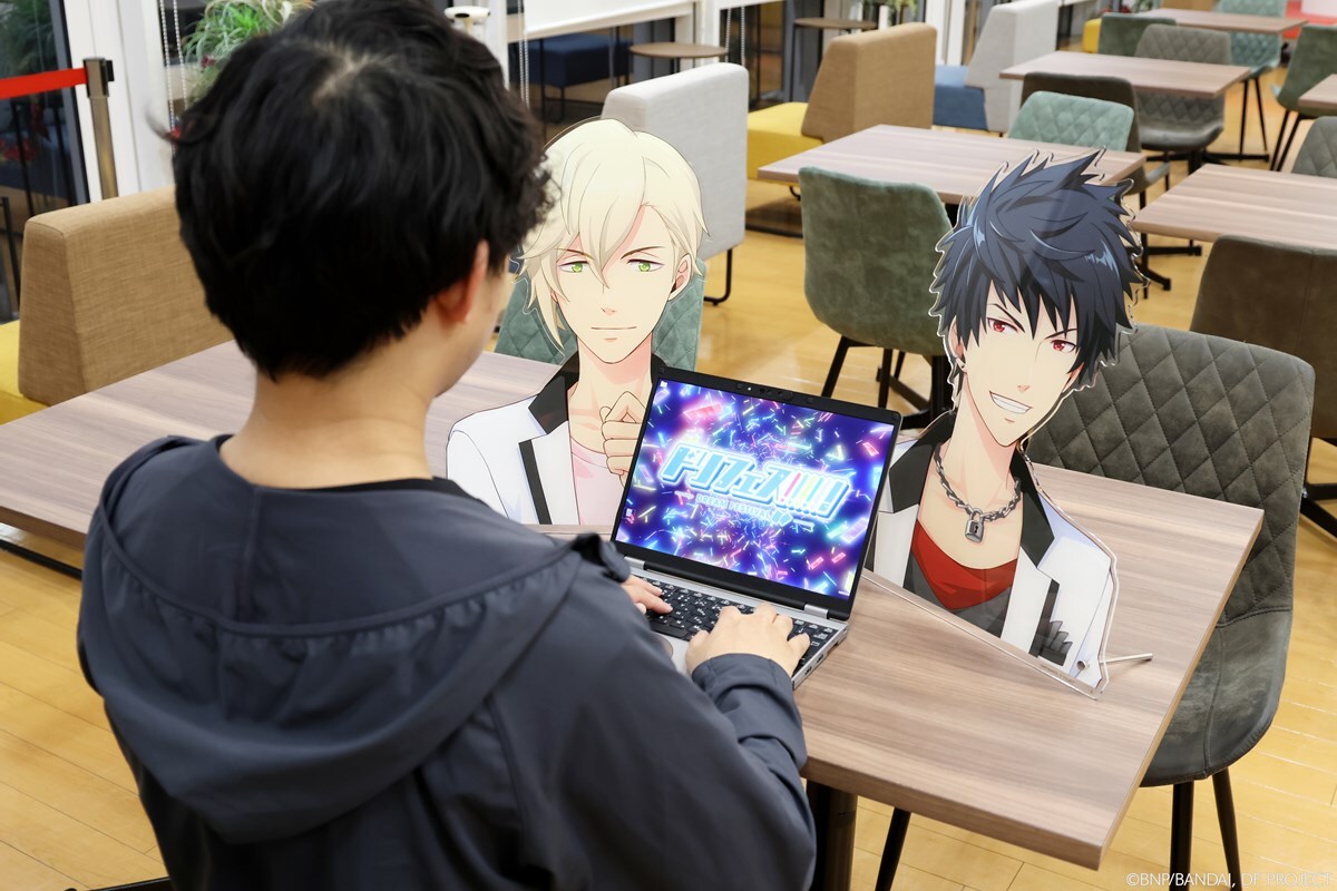BANDAIFN's tweet photo. まるでキャラクターに見守られているかのように楽しめる
超ビッグサイズのアクリルスタンド「でっかく見守られサイズ ビッグアクリルスタンド」シリーズ！

『ドリフェス！R』よりDearDream（天宮 奏、及川 慎、佐々木 純哉、片桐 いつき、沢村 千弦）とKUROFUNE（風間 圭吾、黒石 勇人）の7名のアイドルがラインナップ✨️

高さは約35cm～45cmで、お部屋やデスクに飾ると、まるで対面しているような気分を味わうことが出来ます！

バストアップ姿でボリューム感のあるサイズになっているため、一般的な10cmほどのアクリルスタンドと比べると約20～30個分ほどの面積を誇ります。（※キャラクターや比較対象により多少異なります。）