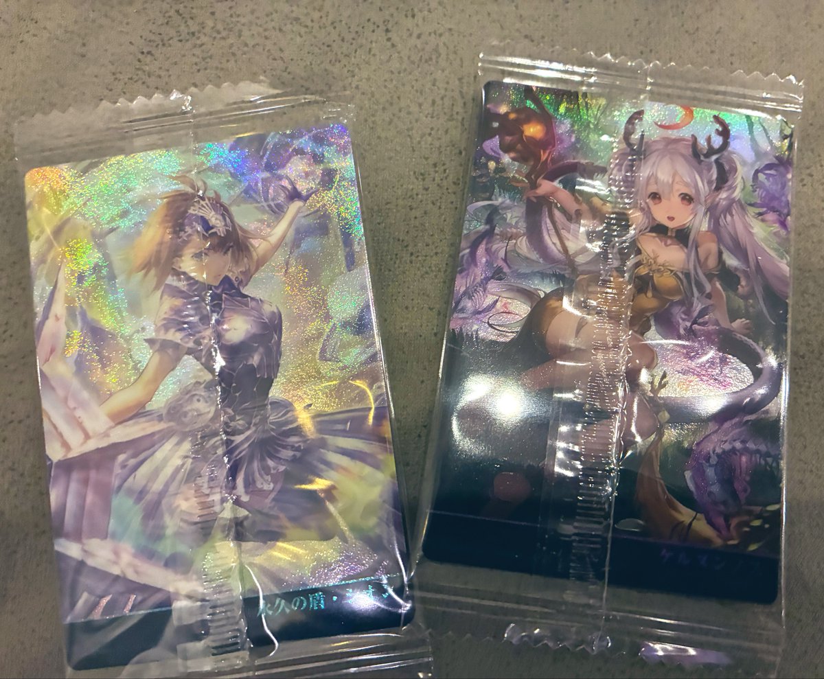 そういえば昨日シャドバのウエハース初めて見かけたから2個買った