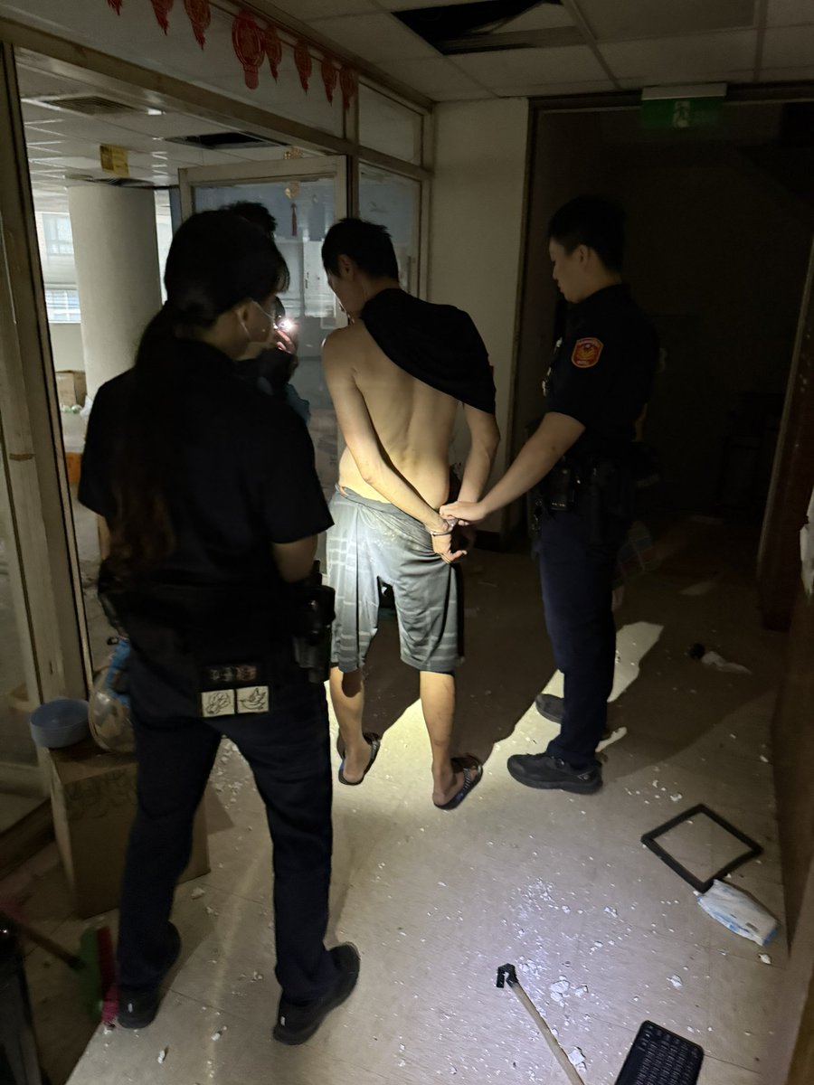 VagariNyogtha's tweet photo. 昨天陪警察到公司裝修中的大樓
抓  小  偷
第一次聽警察宣讀權利
還有看鑑識小組採集指紋
好酷喔
然後小偷超專業的
自備電燈電扇來工地偷電纜去賣
還帶了結冰水和一堆飲料餅乾
警察吐槽說
這竊盜環境弄得比工地上班舒服 https://t.co/k3LGkaA7a6