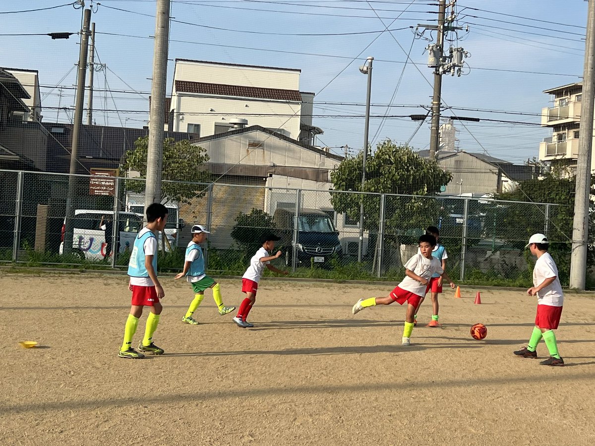 DelNpo's tweet photo. 火曜日　緑ヶ丘アカデミー
堺市堺区緑ヶ丘北町1丁2

1学期の最終アカデミーでした。
1学期の振り返りを確認しながらW-UPを行いその後はGAMEとPK合戦を行いました。
良いパフォーマンスを発揮していて嬉しく思いました。

OBも遊びに来てくれました。

夏休みのフリーアカデミーに参加してください。 https://t.co/OAv5UpFOr0