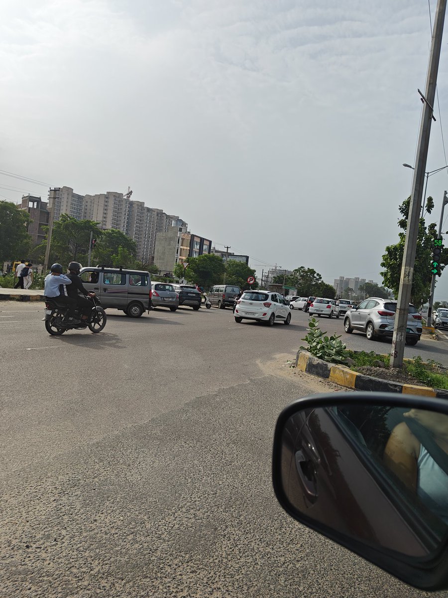 shrutiarora119's tweet photo. @hryhelpdesk @TrafficGGM @cmohry Well nothing has changed, not sure what is the purpose of sending an email to the help desk. This is the scenario just right now outside RPS school #trafficviolence #gurugram #gurgaon #civicsense https://t.co/yAo8DcJW3q