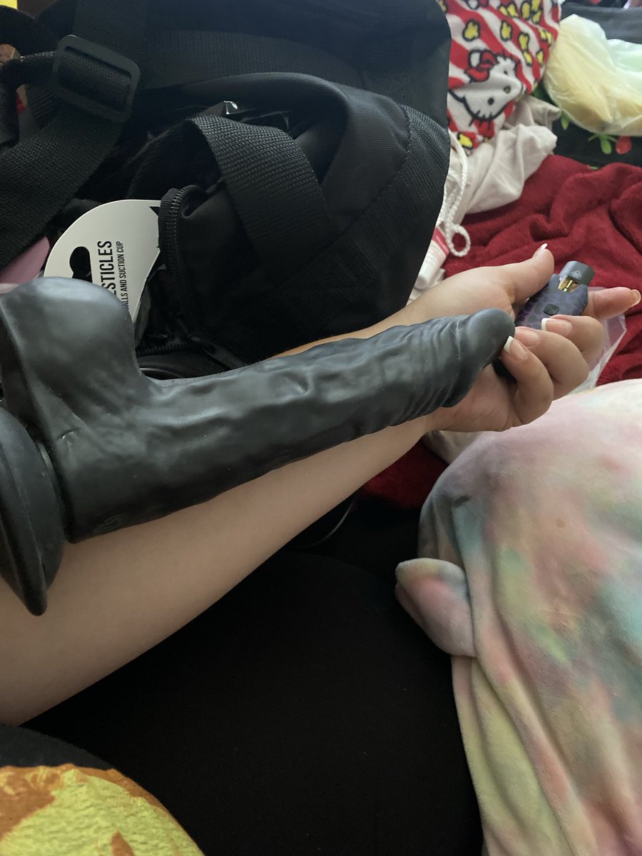 DLbottomforFUN's tweet photo. My gf got a new toy… #bbw #cuck https://t.co/uomoXWrnzD