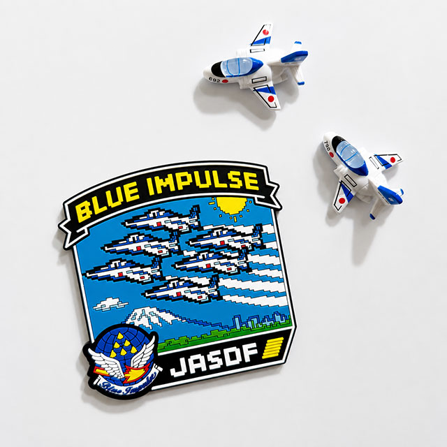 Blueimpulseshop's tweet photo. ✈️新商品のお知らせ💙

「ブルーインパルス ラバーマグネット」が登場✨
ピクセルアートで描いた、かわいらしいデザインです🧩
https://t.co/GniGHKPYpR

冷蔵庫などに飾れるほか🧲
ラバー製なのでコースターとしても使えます☕
左下のエンブレムもポイントです🏅

また、7月19日（日）には「小松島港まつり2026」に合わせ、ブルーインパルスの展示飛行が行われます✈️☀️

今回は「ブルーインパルスの店」の出店はありませんが、お近くの方はぜひ空を見上げてお楽しみください👀💙

📍徳島県小松島市・徳島県東南部沿岸地域

🔗詳細
https://t.co/j88uOhpx7R

-------------------------------------------

#ブルーインパルスの店 #ブルーインパルス 
#小松島港まつり2026 #徳島

-------------------------------------------