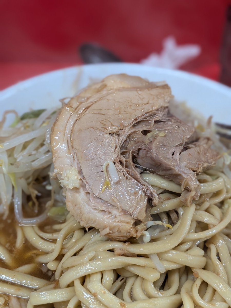 doppuri420's tweet photo. ラーメン二郎仙台店2

小ラーメン 麺半分 ニンニク少し 野菜 生姜

今日はしょっぱうまスープにちょいクタ野菜にやわウマ豚
今日も美味い👍 https://t.co/IPukAmbxgr