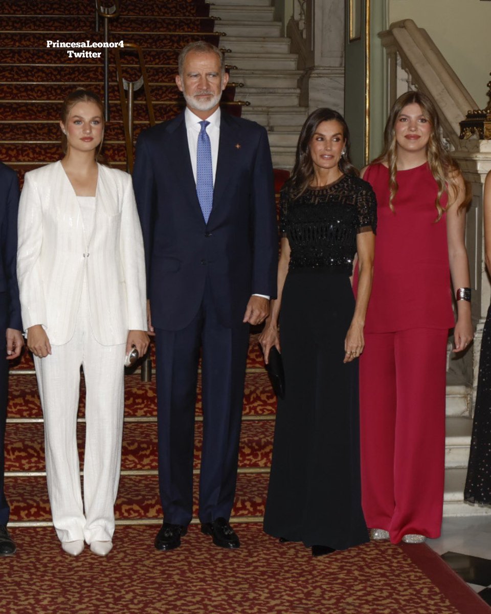 PrincesaLeonor4's tweet photo. La Princesa Leonor y su familia en la ceremonia de entrega de los #PremiosPrincesaDeGirona 2026 en el Gran Teatre del Liceu de Barcelona.
#PrincesaLeonor #PrincessLeonor https://t.co/cC8VLE7Hc2