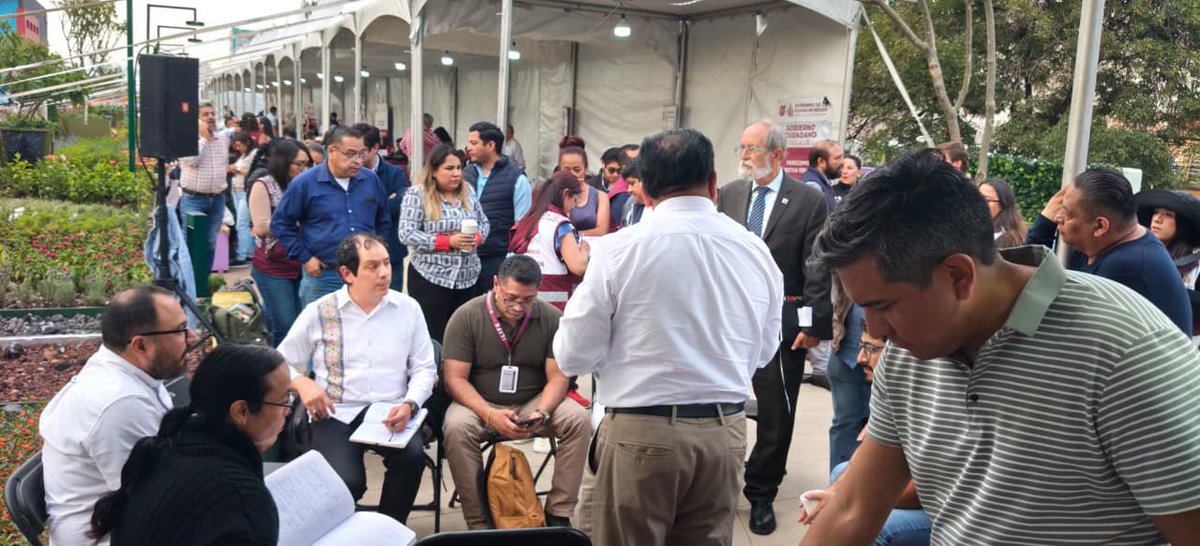 SECTEI_CDMX's tweet photo. El secretario Pedro Moctezuma Barragán asistió a la audiencia ciudadana, con la #JefaDeGobierno, @ClaraBrugadaM, que se llevó a cabo en el Jardín Flotante Tlallipan.

Es espacio para el diálogo y el trabajo en equipo directo con la ciudadanía. Con este ejercicio transformamos a la Ciudad de México para tener bienestar. 

#CapitalDeLaTransformación