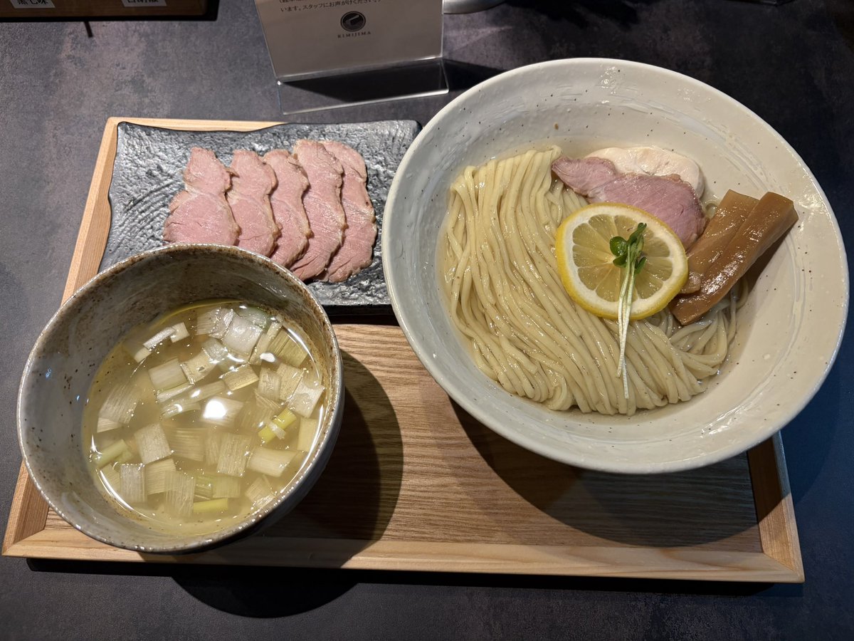 shacho12141's tweet photo. 山形市のKIMIJIMAさんの
昆布水つけ麺塩🍜1000円＋
別皿チャーシュー豚のみ5枚豚400円😊

ほんと美しいですねー❤️
塩のつけ汁は鶏自体の旨みと鶏油でおいしいです😋
吊るし焼釜チャーシューで焼いた
チャーシューは香りが好き❤️
昆布水で割ったスープ割には
レモンの酸味も入れて✌️

#KIMIJIMA さん https://t.co/pXXQagIceT