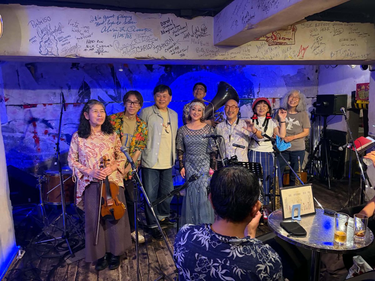 namitokyo's tweet photo. 日本帰国ツアー、東京最後のライブはクレズマー祭❣️日本のクレズマー伝説のバンド、ベツニナンモクレズマーのレパートリーを当時のオリジナルメンバーを含むミュージシャンでのライブ。１０年以上ぶりのライブだったので大いに盛り上がりました‼️次回はまた１０年後？？みんな生きてるかなあ‥🤣 https://t.co/VYcJ0t00ty