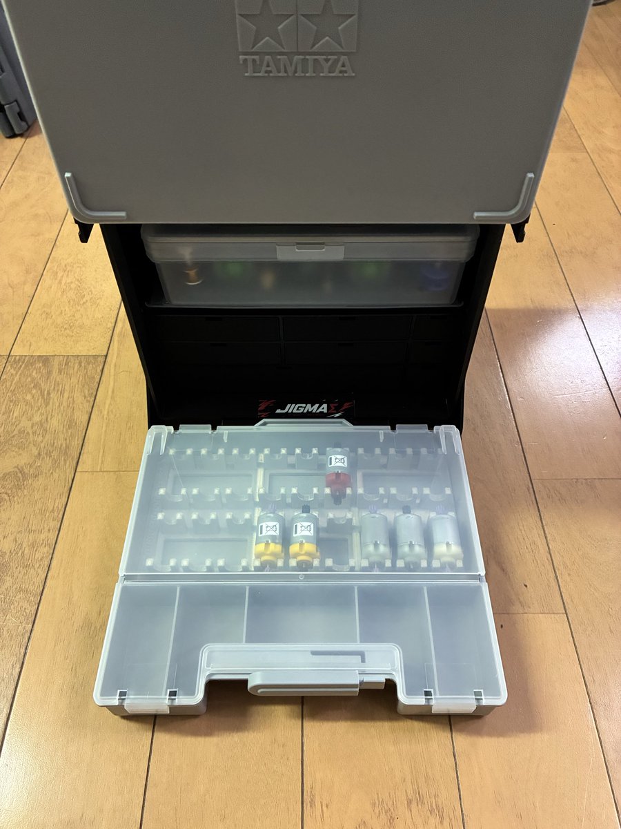 yuiayapapa's tweet photo. ポータブルピット完成！
奥行き拡張に仕切り増やしてタンスも
入りました🤣
息子用にもう一個買ったけど
マシン3台までならこれでじゅうぶん😊

よしこれからホビーオフ走らせ行こう！

#タミヤポータブルピット
#ミニ四駆 https://t.co/V7Nv8agjKr