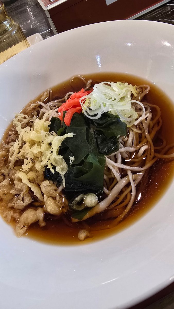 goro565690's tweet photo. 前橋のデカ盛りの殿堂！

インスタのフォロワーさんが出勤されてるとの事で、

栄久庵さんに初訪問🤣

サクサクジューシーな唐揚げがドーンと４個😂

のど越しの良い細めの冷たい蕎麦が旨い😋

さち丸さんにもお会いできて大満足なランチでした。

 https://t.co/J6ylyLa1ZC https://t.co/0fa75Tw8yn