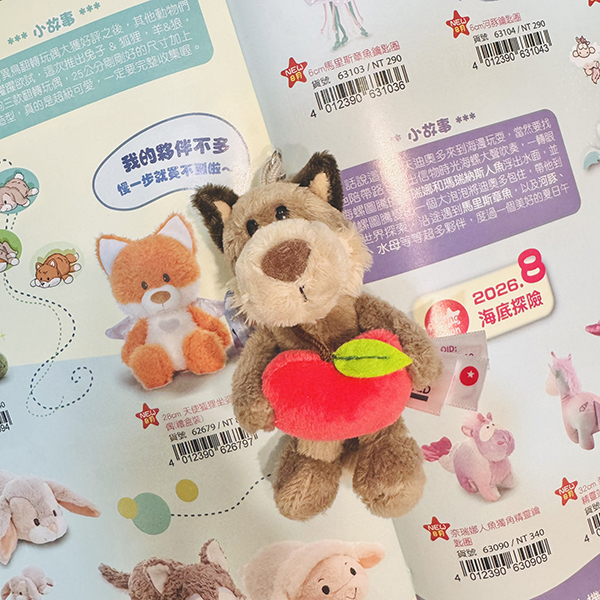 MuYou_2023's tweet photo. 想說不過就是買了個鑰匙圈大小的娃怎麼寄來那麼大一包，結果裡面居然付了一本NICI的實體DM🤯
我一邊想說「哇現在還有人在做實體DM真的有效果嗎」一邊已經想好8月要來把這本DM上的所有狐狸都買下來......🦊 https://t.co/39smDe1BFH