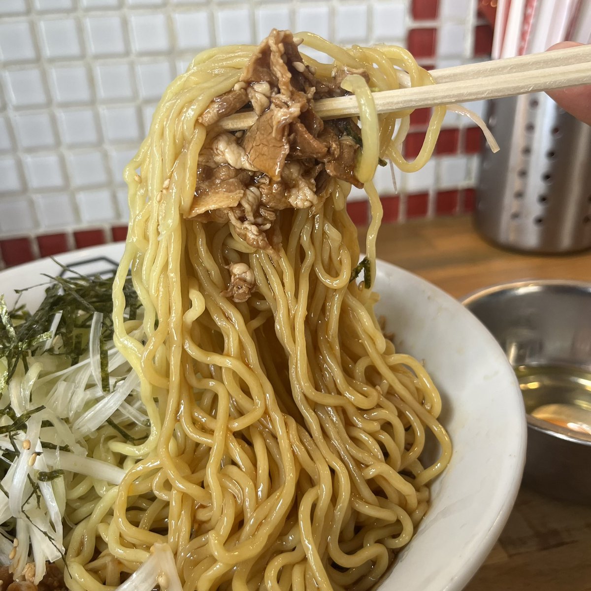 EYotti's tweet photo. 麺と飯ソウハチヤ

限定麺
肉玉冷やし辛そば　¥1000

#麺と飯ソウハチヤ
#ぼっち飯 https://t.co/Y507htiewW