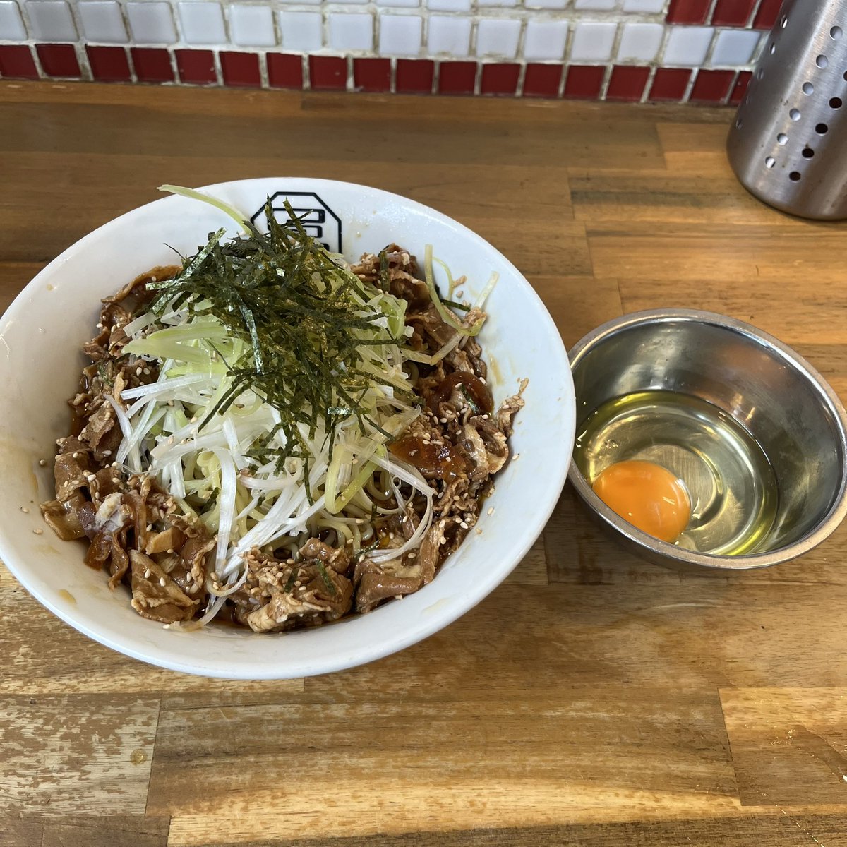 EYotti's tweet photo. 麺と飯ソウハチヤ

限定麺
肉玉冷やし辛そば　¥1000

#麺と飯ソウハチヤ
#ぼっち飯 https://t.co/Y507htiewW
