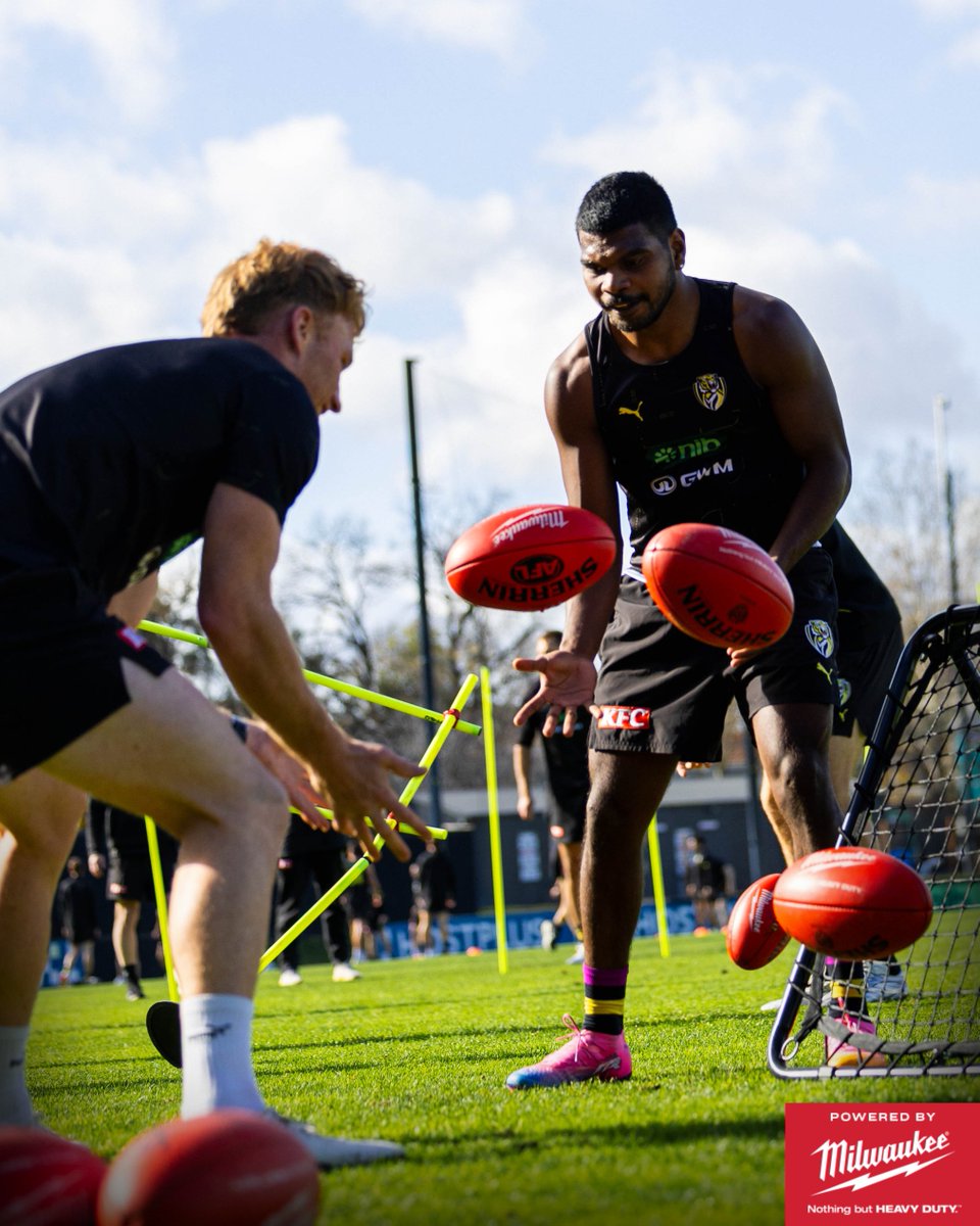 Richmond_FC's tweet photo. All eyes on Sunday's prize 🎁 @MilwaukeeToolAu https://t.co/P6LERvpUjr