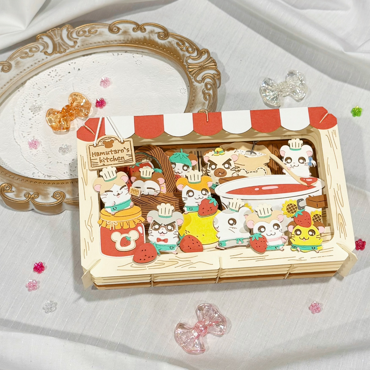 ttk86shop's tweet photo. 🌻‥∵‥‥∵‥‥∵‥‥🐹
#とっとこハムタウンショップ
　　　～商品紹介～
🐹‥∵‥‥∵‥‥∵‥‥🌻

店頭発売中の商品をご紹介🏠✨

『とっとこハム太郎 PAPER THEATER』
[発売元：エンスカイ]

紙を重ねて組み上げることで奥行きのあるアートが楽しめるペーパーシアター🎨
完成後はお部屋やデスクに飾ってみてください❕

🔗https://t.co/FCmqZayRnp

#とっとこハム太郎　#ハム太郎　#ハムタウン