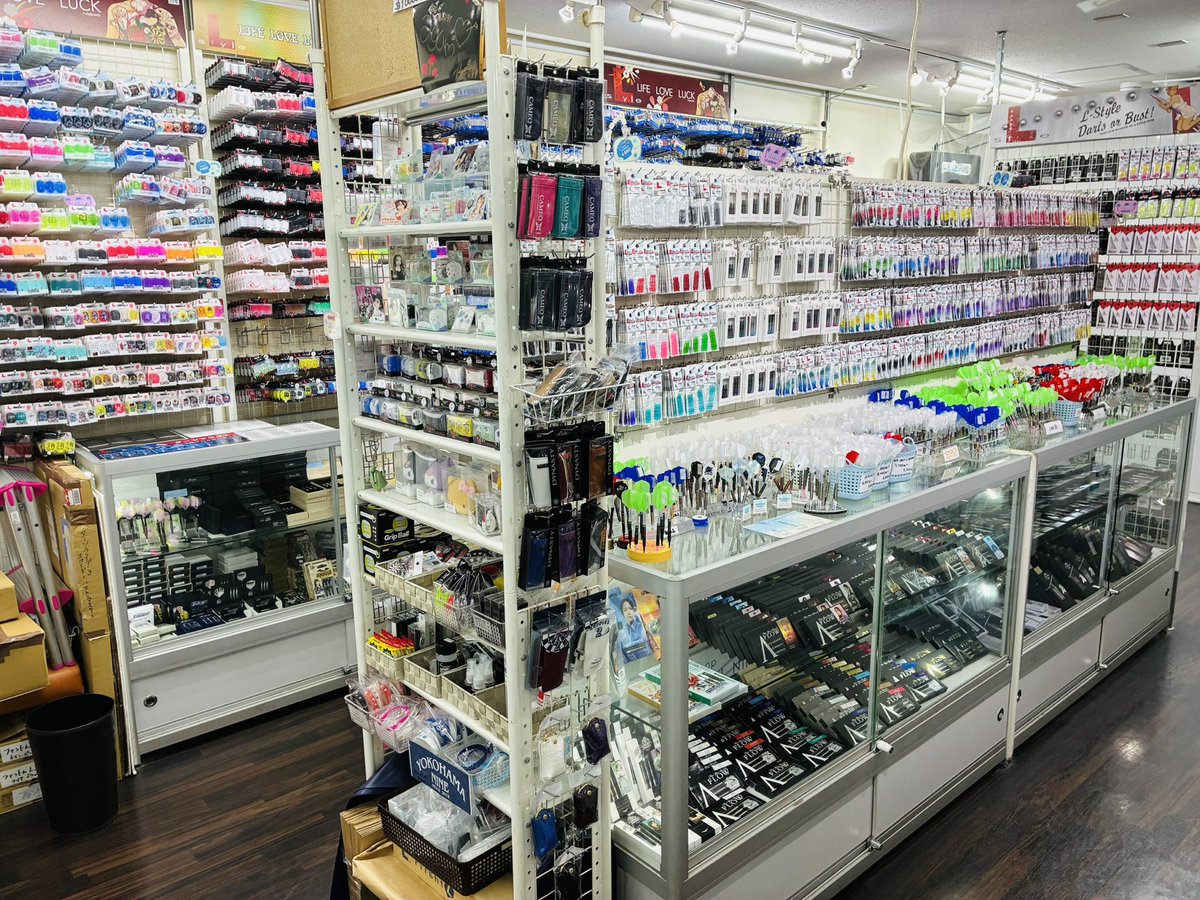 natuyoko9999's tweet photo. 【こんな暑い日は涼しい店内でダーツ🎯】
【ダーツライブマイスターはるちゃん出勤✨】

みなさん、こんにちは☀️
本日も元気にオープンしました‼️

最近本当に暑いですね🫠

こんな暑い日は涼しい店内でダーツなんていかがでしょうか😆✨⁉️

みんなでエンジョイダーツして
この夏を乗り切りましょう👊

また本日はダーツライブマイスターの
はるちゃんも出勤しますので、テーマ＆エフェクト、ファンダーツもGETできます🎯

ダーツグッズも豊富に取り揃えておりますのでお時間がある方は是非お待ちしております🤗🎶