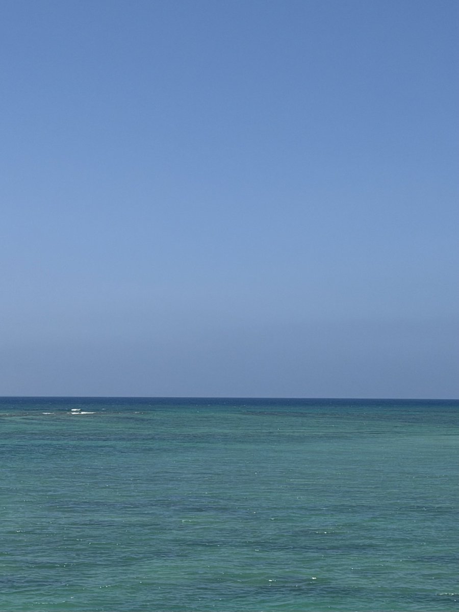 JjYop's tweet photo. 今の海と空。今日は午前の満潮の時間に泳ぎました。 https://t.co/6C5CNt3QG8