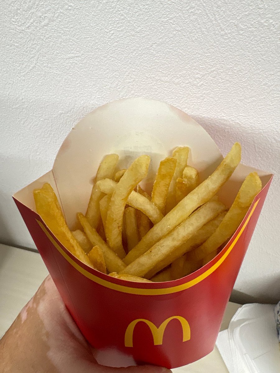 Hds73729262's tweet photo. 今のマックフライドポテトのLサイズって
116gしか入ってないの？
一昔前のMサイズより少ない
#マックフライ　#少ない https://t.co/yEu78AOFVS