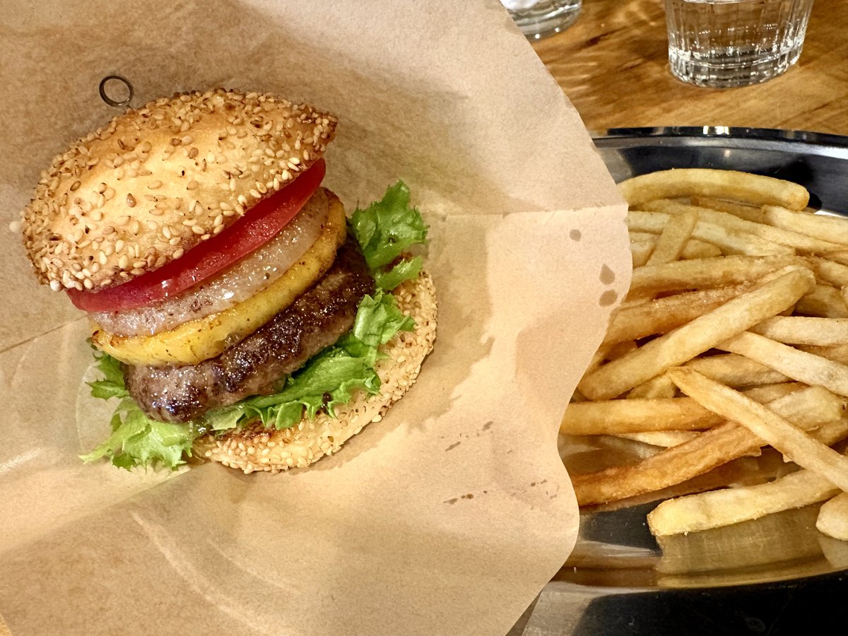 brave0084's tweet photo. ランチにパインバーガーを食べる贅沢🍔🍍 https://t.co/KRCYC6xiAW
