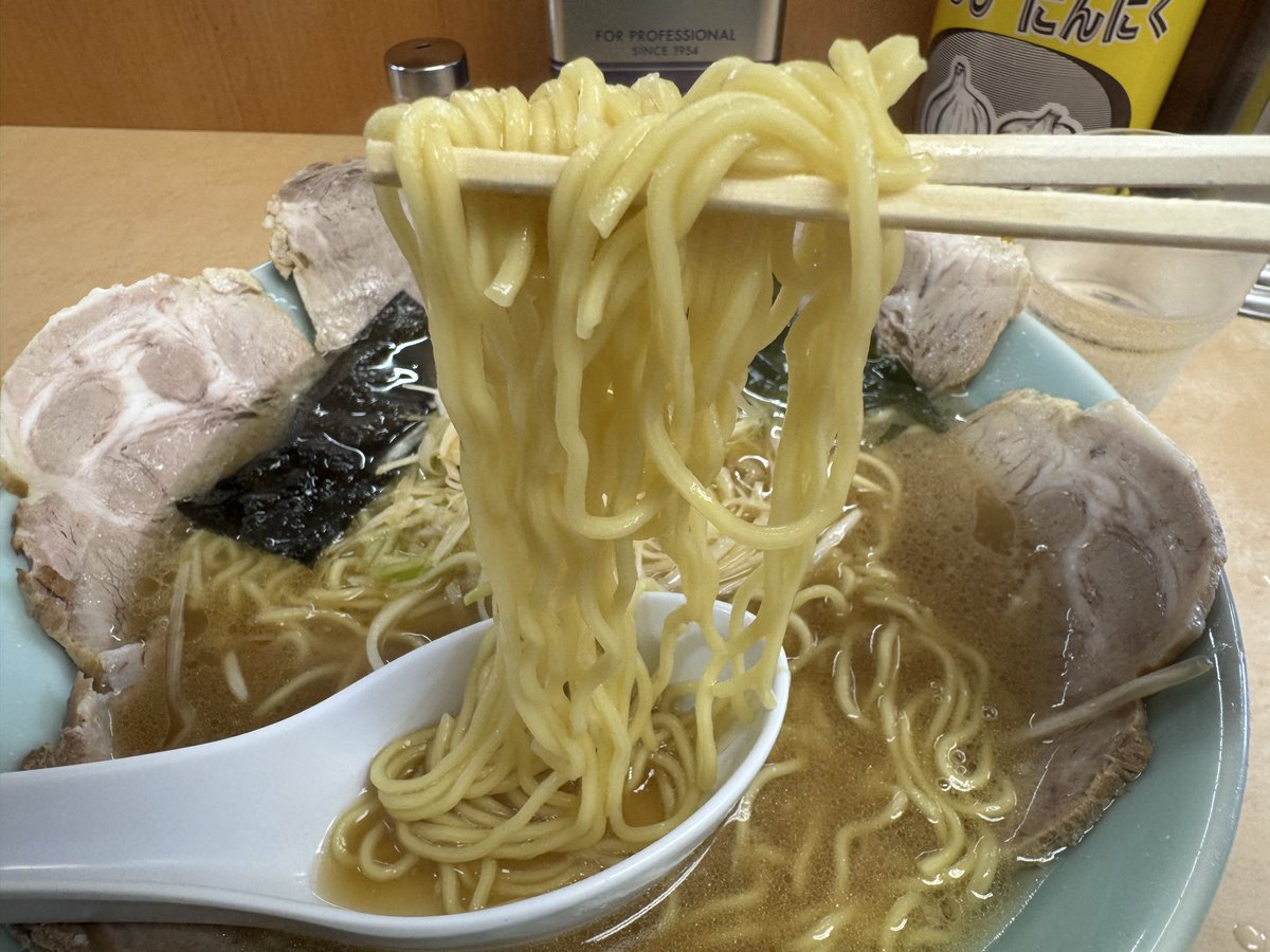 2daimeda's tweet photo. この暑い中やって来たのは、日吉町の屋台ラーメン『とんとん』
当然、ネギチャーシュー（大）
を頼みました！
あ、また太ってしまうw

#ラーメン #イケメン #とんとん
#日吉町 https://t.co/OaXaxiJ7V4