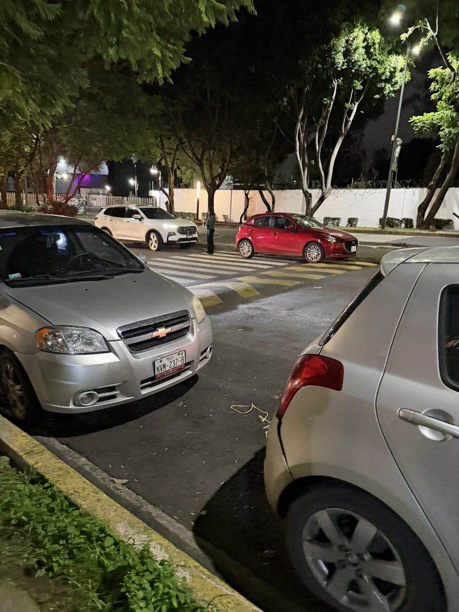 BABYGARAMBUYO's tweet photo. @TlalpanAl @UCS_GCDMX @OVIALCDMX @SSC_CDMX @LaSEMOVI @ClaraBrugadaM @Gabyosoriohdz a toda madre, los peatones que? En avenida fuentes brotantes siempre así https://t.co/cnDnGXtngs