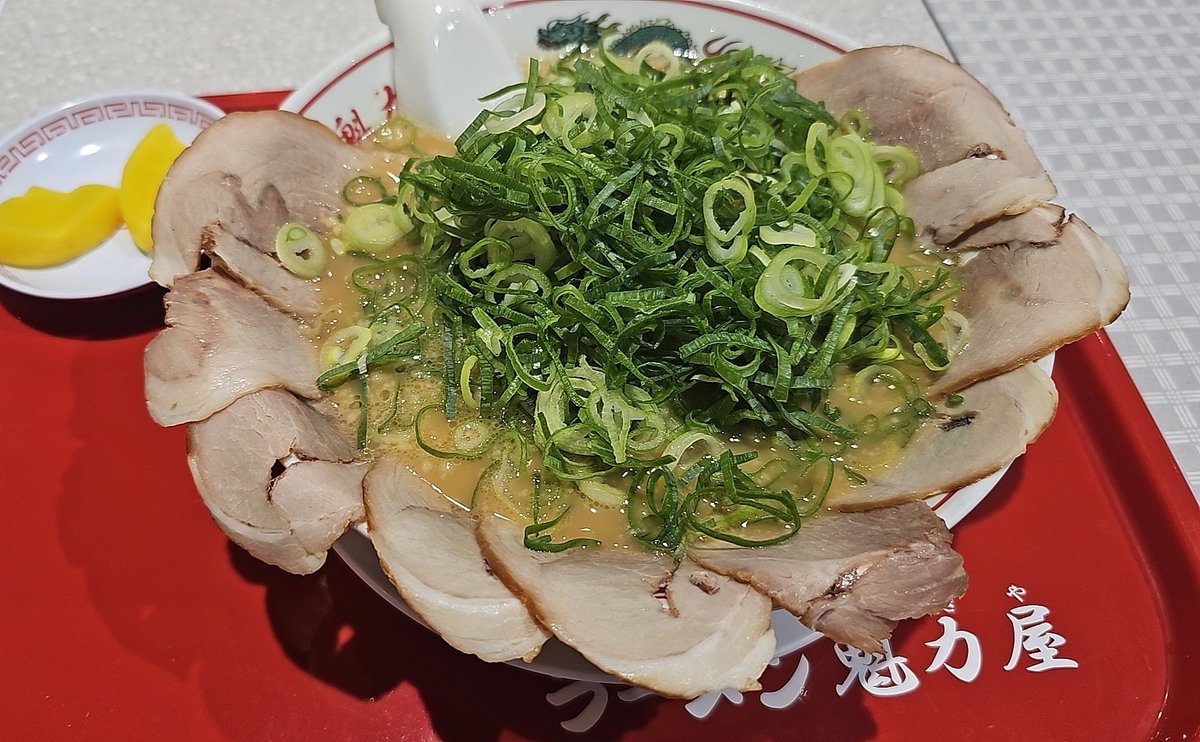 RInuzuki's tweet photo. ラーメン盛山@河内天美にてﾃﾞﾌｫﾗｰﾒﾝを頂きました　営業再開を聞きつけて訪問　味変わら���好みで嬉しくなりました　前店主さんから引継がれて応援するので長く続けて欲しいです
あと魁力屋でﾁｬｰｼｭｰTPとお家一蘭食べたので載せときます
魁力屋美味でお家一蘭は改良の余地ありでした https://t.co/tX1CWH4LWv