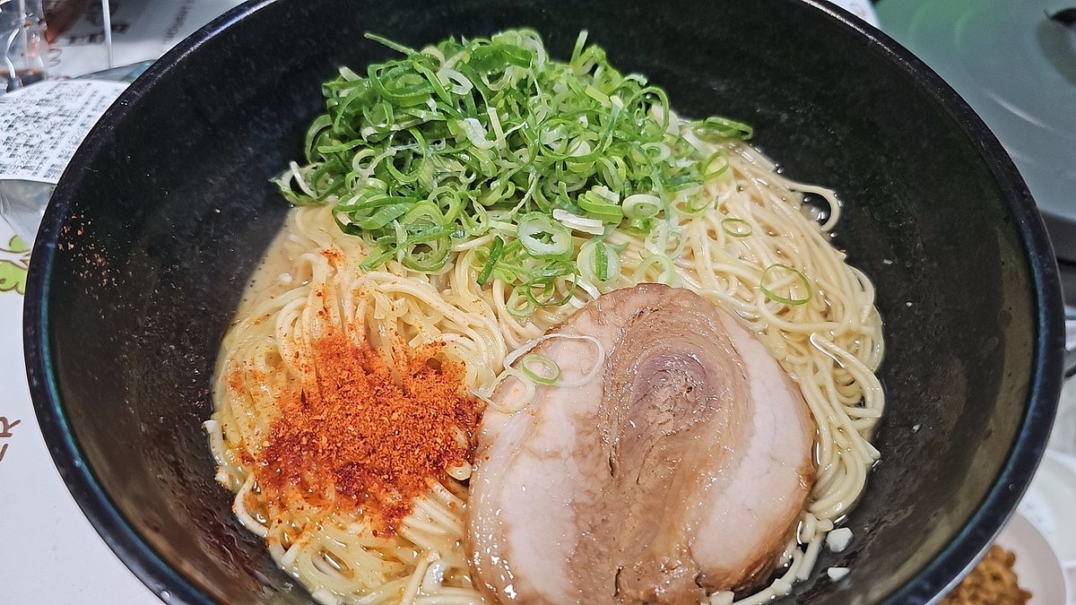 RInuzuki's tweet photo. ラーメン盛山@河内天美にてﾃﾞﾌｫﾗｰﾒﾝを頂きました　営業再開を聞きつけて訪問　味変わら���好みで嬉しくなりました　前店主さんから引継がれて応援するので長く続けて欲しいです
あと魁力屋でﾁｬｰｼｭｰTPとお家一蘭食べたので載せときます
魁力屋美味でお家一蘭は改良の余地ありでした https://t.co/tX1CWH4LWv