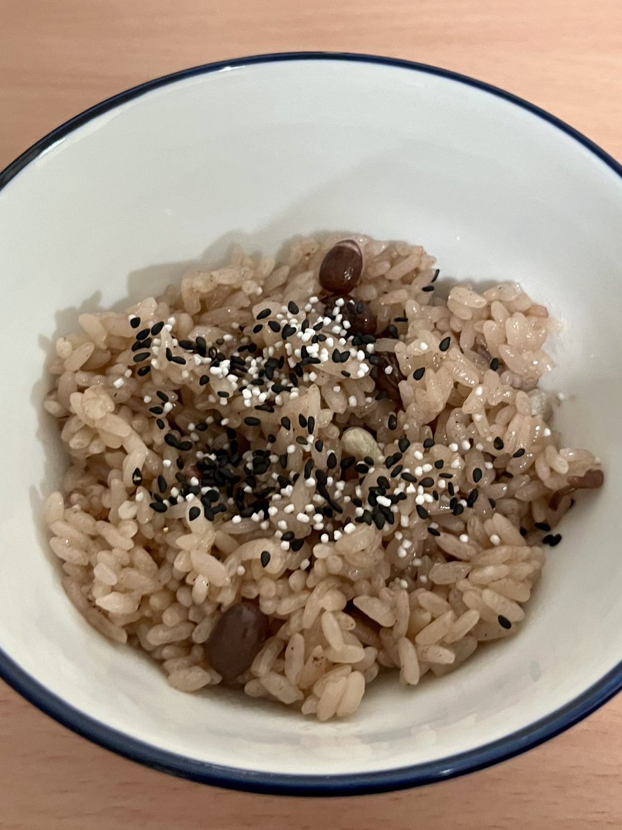 meet_2026's tweet photo. Officeの帰りお昼はソーメンを食べたのです(写真撮れず💦)
部屋に着く前にスーパー寄ってまだ小腹が空いてたから「赤飯」を購入
よっ!
㊗️めでてぇ…
くないなーい! 😭

部屋に帰宅しすぐ温度計確認!
29,3℃!😱ｷｬ-! ｴｱｺﾝON!

涼しくなったので赤飯食べます😋
午後は在勤です👨‍💻

素敵な1日を🍀 https://t.co/pAkLiHHDmp