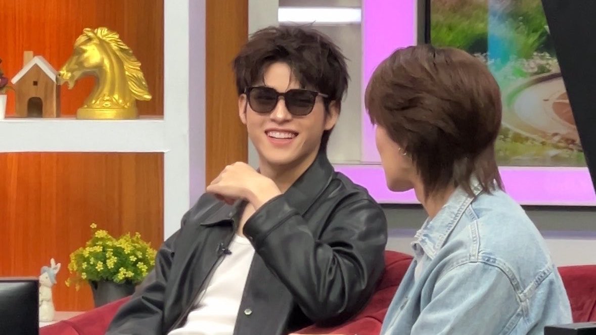 nn3abi's tweet photo. สกายใส่แว่นดำ จะได้ไม่รู้ว่ามองอะไร https://t.co/e2zIIVcmQE