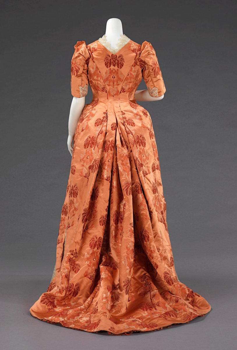 plummie9's tweet photo. American

Dinner Dress,c. 1886

Silk brocade, silk satin, embroidered silk chiffon

@metmuseum 
#fashionHistory https://t.co/cPIe42EVEx