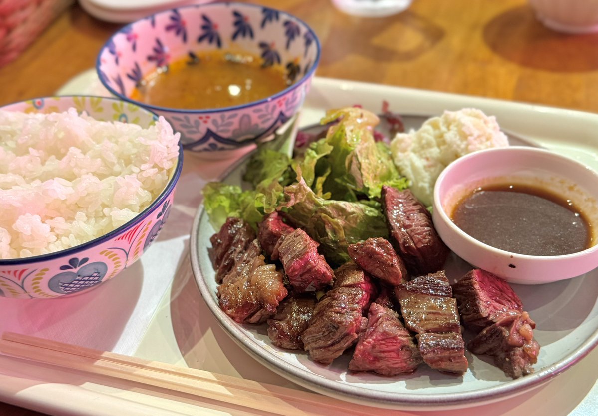 uenokuromon's tweet photo. 本日のランチは御徒町のFriendly Dining Bar🇮🇹柔らかくて美味しいハラミステーキがたっぷりで1100円、大きいピザも550円で脅威のコスパに大満足なランチでした🤤 https://t.co/w4PNnMDocx