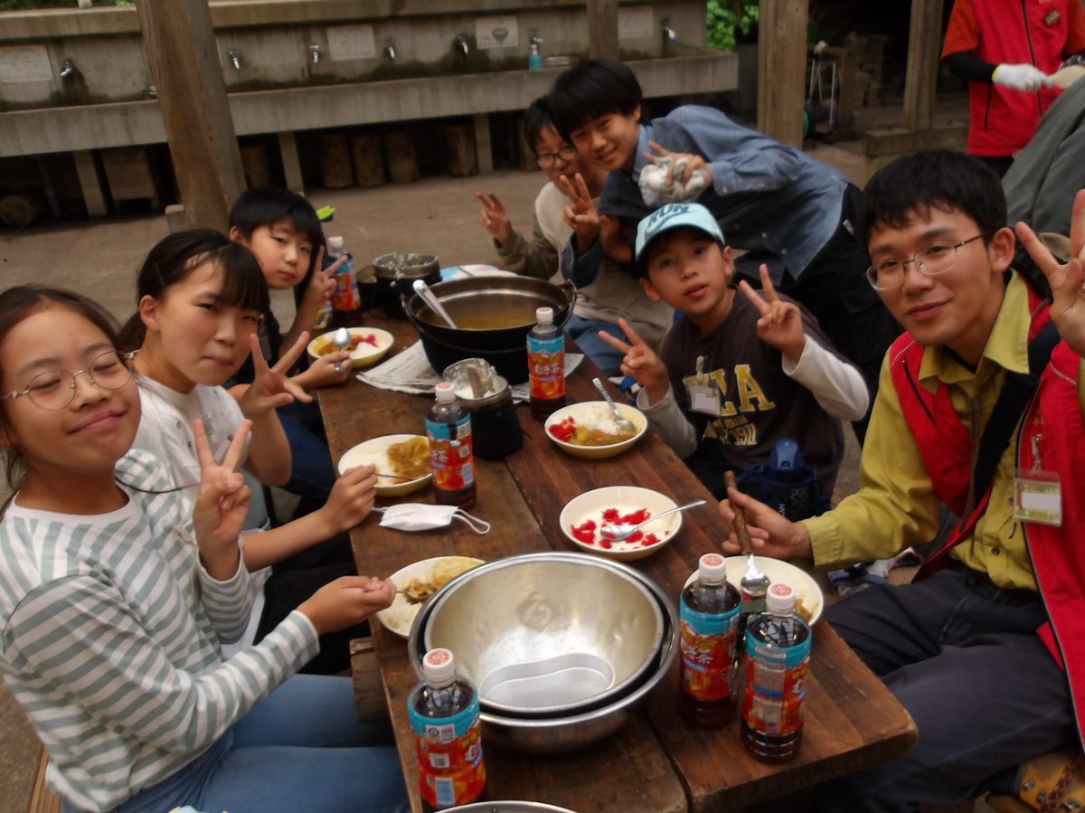 okuetsukogen's tweet photo. R8.7.4-5 もりのアドベンチャースクール２
もりアド２は待ちに待った宿泊、そして”もり”の定番の活動を満喫します。１日目は野外炊さんとキャンプファイヤー！炊さんでは分担しておいしいカレーができました。夜は火を囲んで大いに盛り上がりました！#奥越高原青少年自然の家　#野外活動　#野外炊さん https://t.co/7CtoCv3gIt