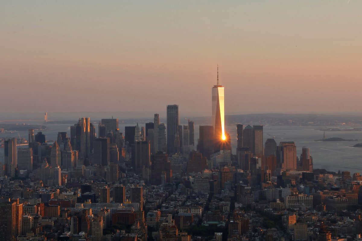GaryHershorn's tweet photo. Wildfire smoke from Canada began drifting into the New York City area Tuesday evening seen at sunset from the 86th floor of the Empire State Building #newyork #newyorkcity #nyc @EmpireStateBldg #sunset #smoke https://t.co/6I6ODLvvJu