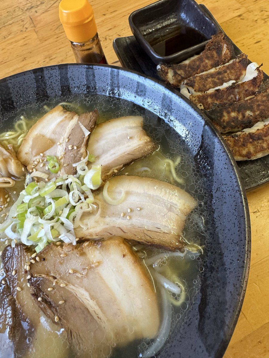 stray88cat's tweet photo. 【旅の思い出】
カンパーナ六花亭の白樺で食べたジンギスカン
ラーメン問屋の塩ラーメンと餃子
ホテルで買った美瑛サイダーといろはすハスカップ
青い池 https://t.co/bc6vxGx6vn