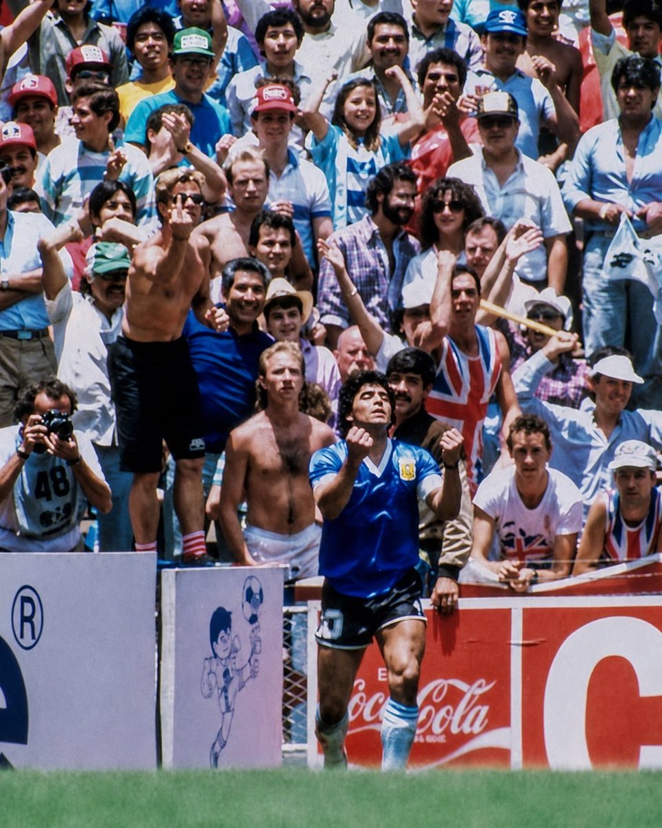 romerod88's tweet photo. Esa imagen es una de las fotografías más famosas del Mundial de México 1986. Sin embargo, no se conoce públicamente la identidad del aficionado que aparece haciéndole el gesto obsceno a Maradona.

#Argentina 
#MundialDelFútbol2026 https://t.co/Vo7JQpVnKz