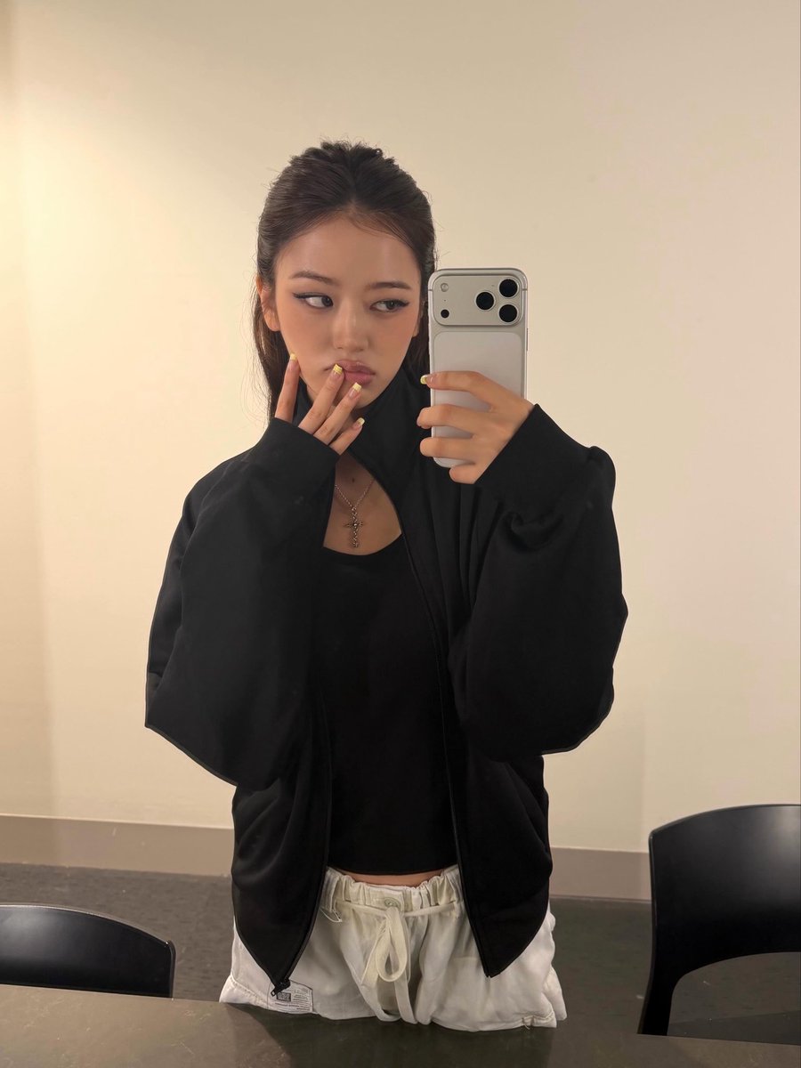 tinnnkels's tweet photo. Selfie                                         Mirror Selfie https://t.co/kDaZRd1DqF