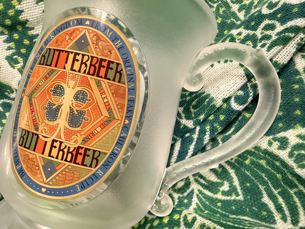 sarry_p2er's tweet photo. スタツアオープン一年目と2年目・3年目のバタービールカップ比べてみるとしっかり違ってた👀🍺
1年目➡️ぼってりした形でラベルの色味が濃くて取っ手もスリムで上の方についてる
2年目以降➡️若干小さく？縦長。取っ手につぶつぶの装飾があってラベルの色味がアンティークっぽくなってる。 https://t.co/zKfsHdre2T