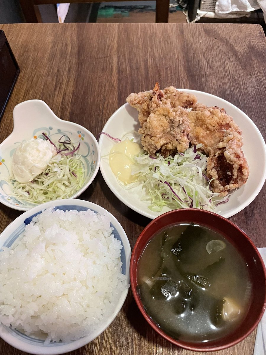 norigogo2's tweet photo. 今日はお馴染みの場所が混み混みだったから別のお気に入りに
唐揚げ定食だよ🍗
うーん♡モリモリ！ https://t.co/6fP6t3ZQk9
