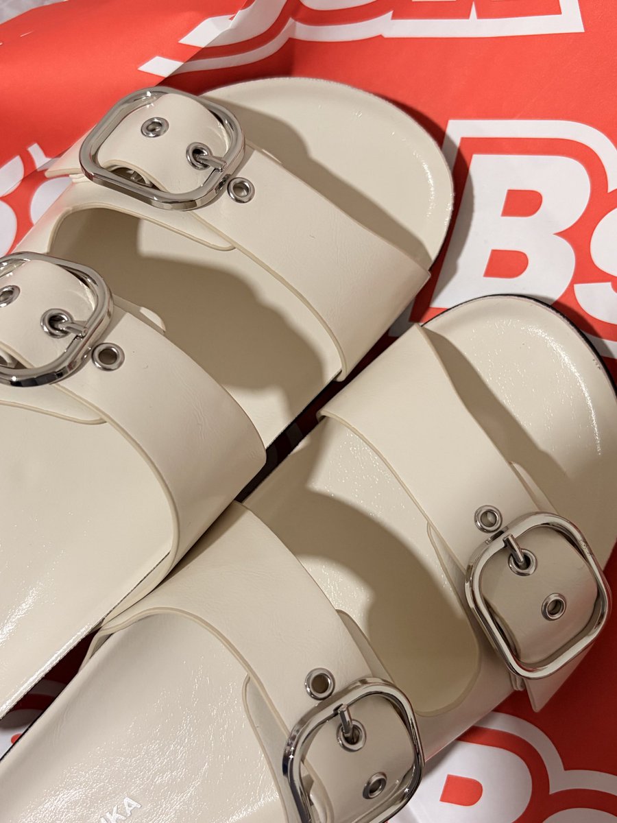 esmefu2's tweet photo. Le dije a Jesús que lo perdonaba (es que estaba en el teléfono y no me hacía caso) si me compraba mis chanclas jajaja 
Adivinen quien tiene chanclas nuevas jejej 🙊☺️ https://t.co/r7H150uGnB