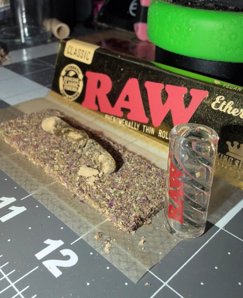 _StonersRUs_'s tweet photo. Let’s roll up and get high 💨 https://t.co/HSJNrDtfjR