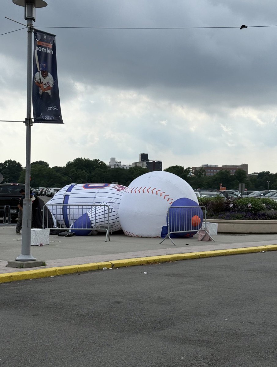 zessingh's tweet photo. @MetsLife1229 @MLBisGod @SNY_Mets Bruh just stop, yall havent won in 40 years…. You all don’t have a parking lot 🤣 outside your stadium is a chop shop… marlins spent 80 million and won 10 more games than yall. Dumbest franchise in the league https://t.co/VOQDJn8jBU
