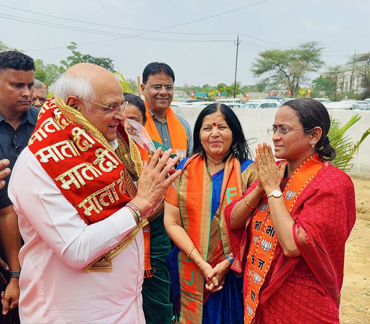iRekhachaudhari's tweet photo. ગુજરાતના મૃદુ અને મક્કમ મુખ્યમંત્રી શ્રી ભૂપેન્દ્રભાઈ પટેલ સાહેબને જન્મદિવસની શુભકામનાઓ. જગત જનની માં અંબા આપને ઉત્તમ સ્વાસ્થ્ય અને દીર્ઘાયુ જીવન પ્રદાન કરે એવી અંતઃકરણ પૂર્વક પ્રાર્થના..!!
@Bhupendrapbjp https://t.co/4MNw4pJNNv