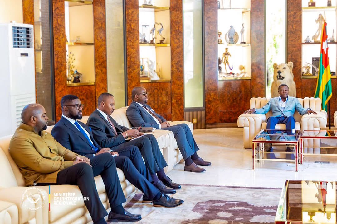 Rdc_MIR's tweet photo. #Togo 🇹🇬 : le ministre de l’Intégration régionale, Floribert Anzuluni, a été reçu à Kara par S.E. Faure Gnassingbé, Président du Conseil togolais, à qui il a remis un message spécial du Président Félix Tshisekedi.

https://t.co/1GM9yQH9Xw https://t.co/BSrUGwgix2