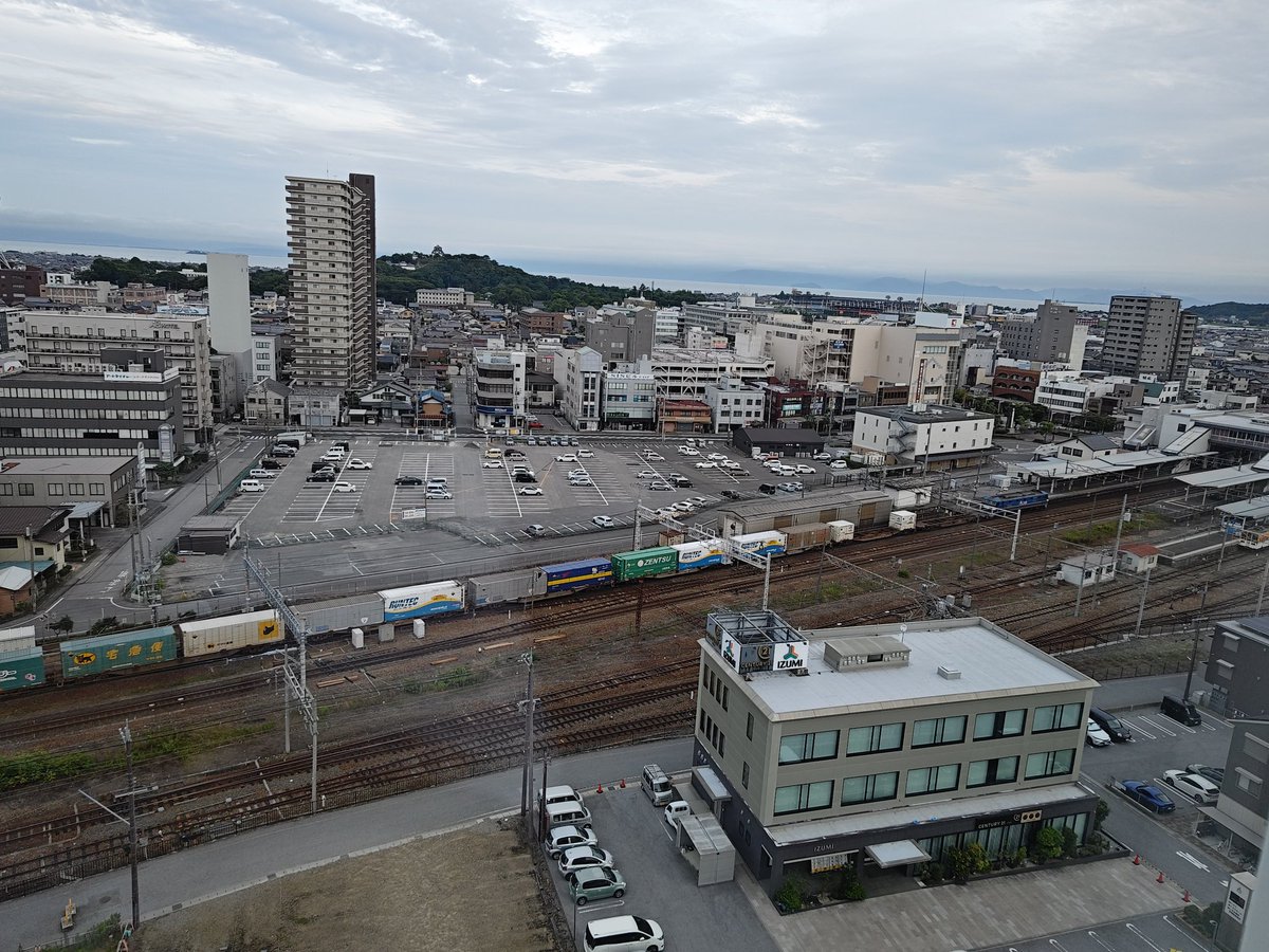 ri10cu's tweet photo. 7/11（土）-7/12（日）

土日の目的地は愛知・岐阜県内だったから日帰りで充分だったけれど、泊まる機会のなかなか無い土地で宿泊したくなったので、滋賀県に寄り、彦根で宿泊してきました。
駅や線路の眺めが良い部屋で、貨物列車の通過もたくさん眺められて良かったです

260711-260712 https://t.co/7LB0Pjs9IH