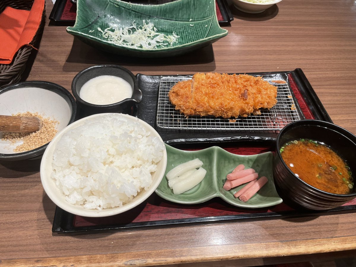 luckuro's tweet photo. 久々、さぼてんのトンカツ
お新香やらトロロを含めて全部美味い😋

#さぼてん
#トンカツ https://t.co/zJIX4aMEfv